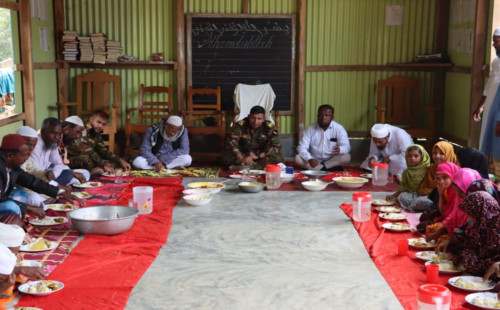 রান্না করা খাবার বিতরণ করলো সেনাবাহিনী
