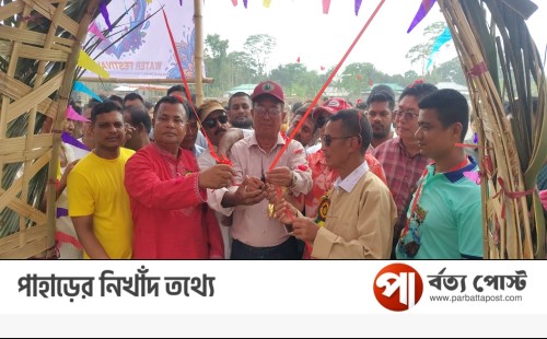 রাজস্থলীতে নববর্ষের পানি খেলায় মেতেছে মারমা সম্প্রদায়ের তরুণ তরুণীরা