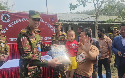 জোড়াব্রীজ এলাকায় শীতার্তদের শীতবস্ত্র দিয়েছে দীঘিনালা সেনা জোন