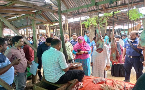 রামগড়ে অতিরিক্ত দামে মাংস বিক্রি, ৪ ব্যবসায়ীকে জরিমানা