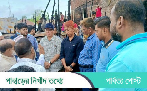 অগ্নিকাণ্ডে ক্ষতিগ্রস্তদের পরিদর্শনে জেলা পরিষদ চেয়ারম্যান