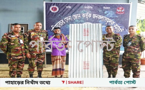 অগ্নিকাণ্ডে নিঃস্ব  মোজাম্মেলের পাশে দাঁড়াল সেনাবাহিনী