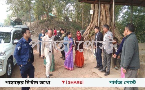 রাজস্থলীতে ভোটকেন্দ্র পরিদর্শনে জেলা প্রশাসক নাজমা আশরাফী