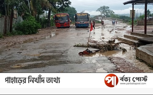 টানা বৃষ্টিতে বারবার ভাঙছে বাঘাইছড়ি-দীঘিনালা সড়ক
